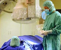 Patient und Arzt während der Angiographie