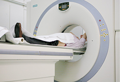 Patient in der "Röhre" (Computertomograph)